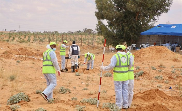 Libya'da toplu mezardaki kazı çalışması görüntülendi