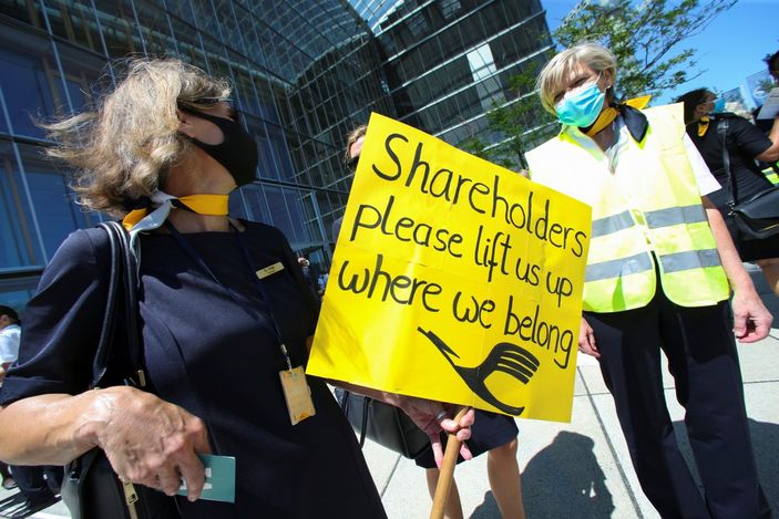 r Almanya'da Lufthansa çalışanları sokaklara indi