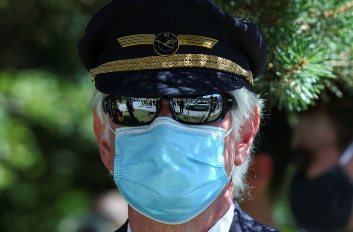 r Almanya'da Lufthansa çalışanları sokaklara indi