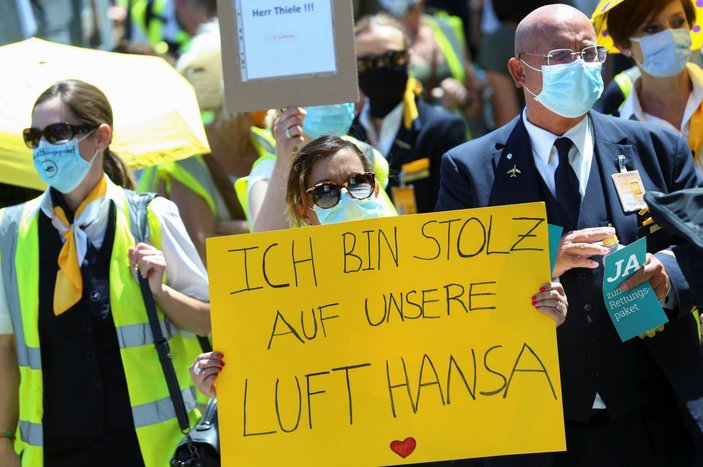 Almanya'da Lufthansa çalışanları sokaklara indi