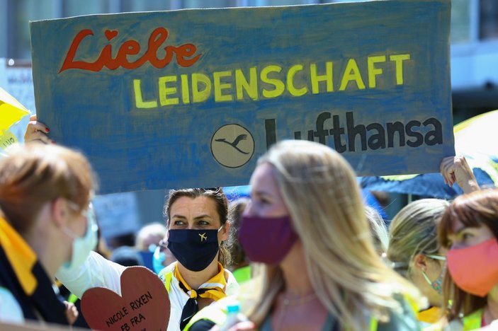 Almanya'da Lufthansa çalışanları sokaklara indi