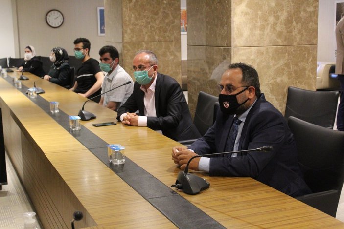Gaziantep'te gönüllü Suriyeli doktorlara plaket verildi