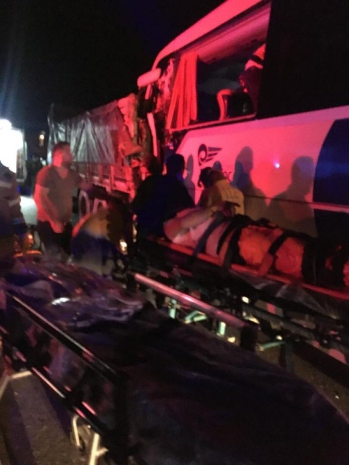Uşak'ta yolcu otobüsü kaza yaptı: 2 ölü 18 yaralı