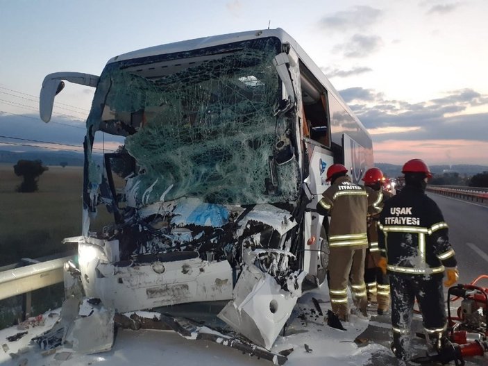 Uşak'ta yolcu otobüsü kaza yaptı: 2 ölü 18 yaralı