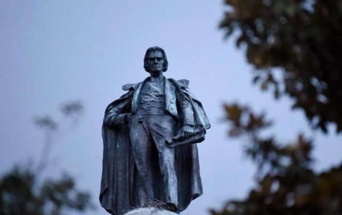 ABD'de köleci John Calhoun'un heykeli kaldırıldı
