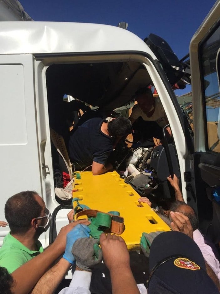 Hakkari'de askeri araçla tır çarpıştı: 1 yaralı