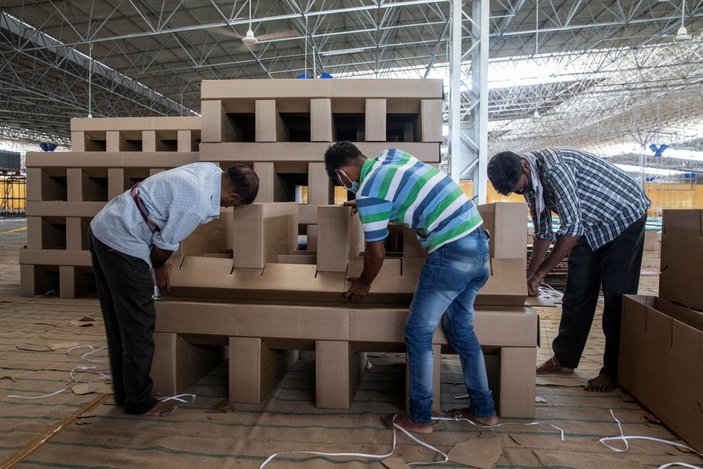 Hindistan'da korona hastaları için kartondan yatak