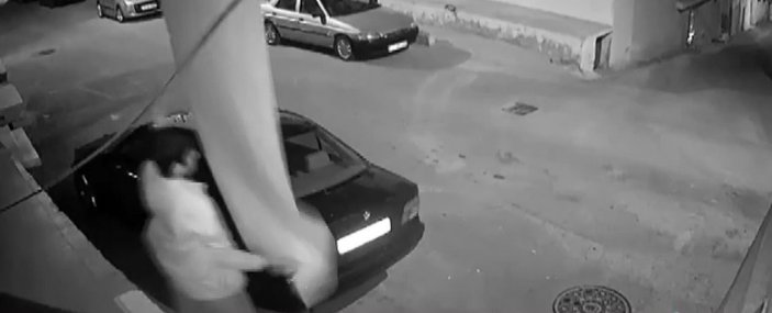 Sancaktepe'de halı çalan hırsız kameraya yansıdı