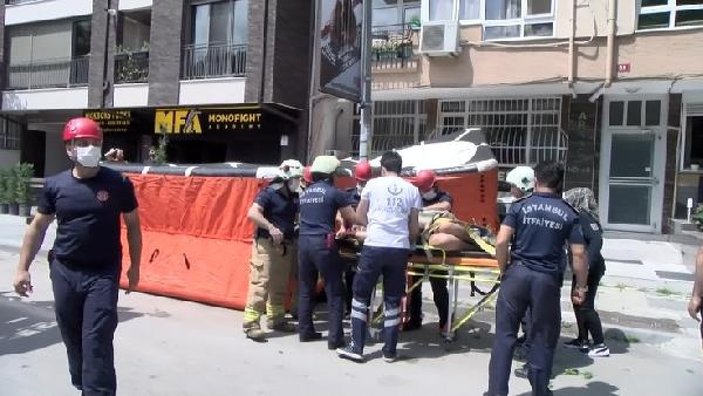 Kadıköy'de balkona çıkan kadın intihara kalkıştı