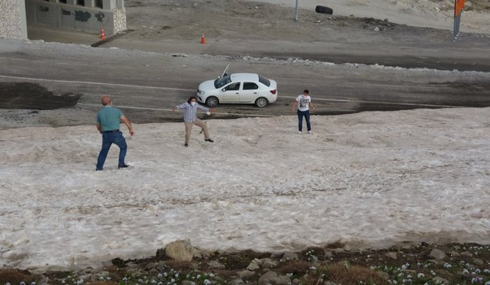 Van'daki 3 bin rakımlı bölgede kar topu oynanıyor