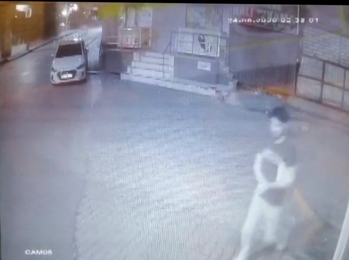 Üsküdar'da bir kişi Kur'an'ı yırtıp sokağa attı