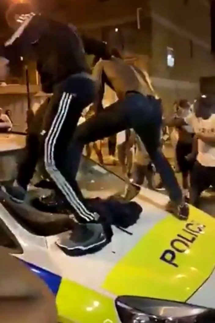 İngiltere'de izinsiz partide polise saldırdılar