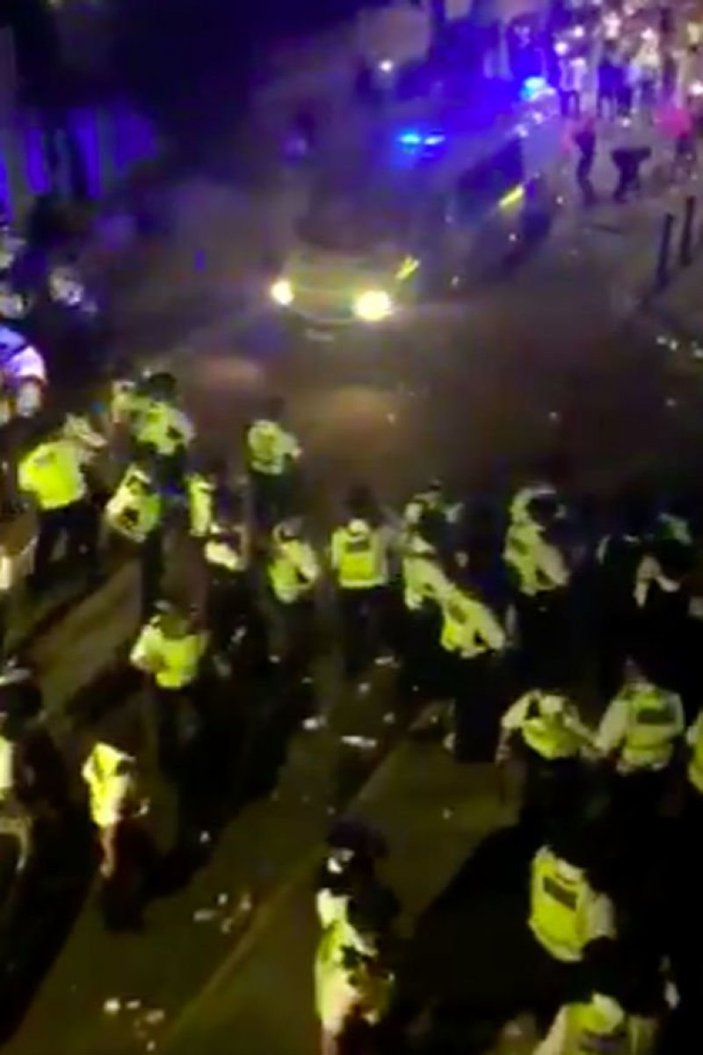 İngiltere'de izinsiz partide polise saldırdılar