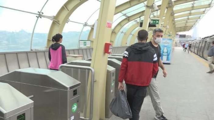 Haliç'te metroya maskesiz binmek istedi, olay çıkarttı