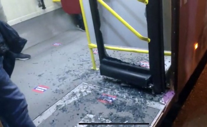 Fatih'te, durağa geç gelen otobüsün camını kırdılar