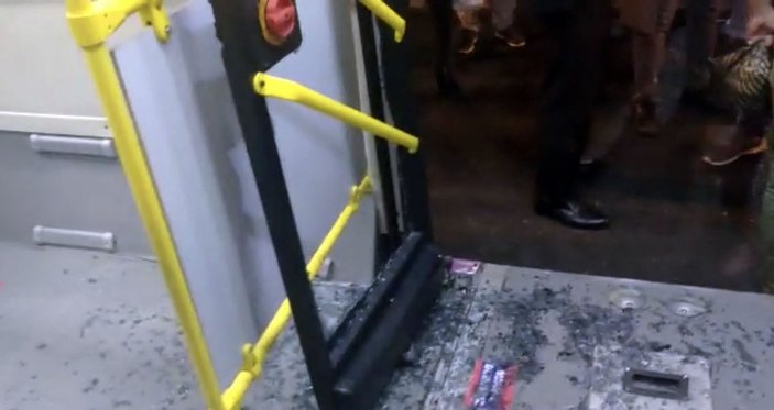 Fatih'te, durağa geç gelen otobüsün camını kırdılar