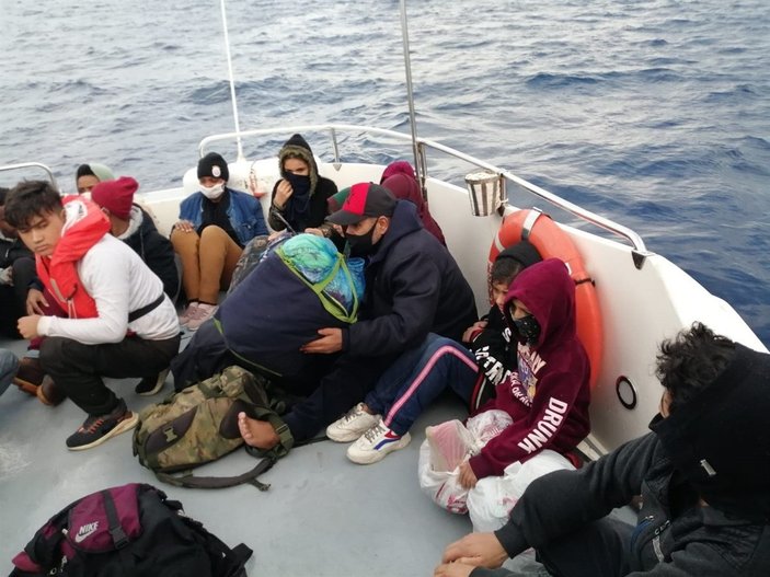 İzmir'de geri itilen 50 sığınmacı kurtarıldı