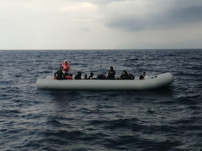 İzmir'de geri itilen 50 sığınmacı kurtarıldı