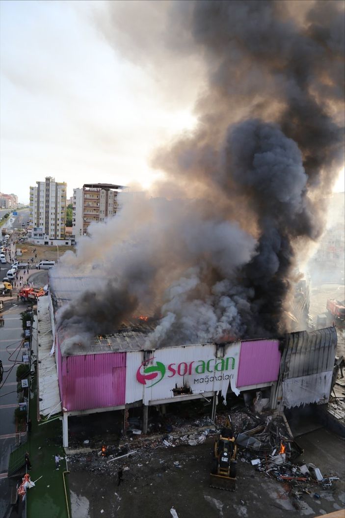 a Batman'da alışveriş merkezi cayır cayır yandı
