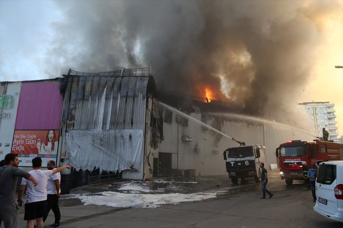 a Batman'da alışveriş merkezi cayır cayır yandı