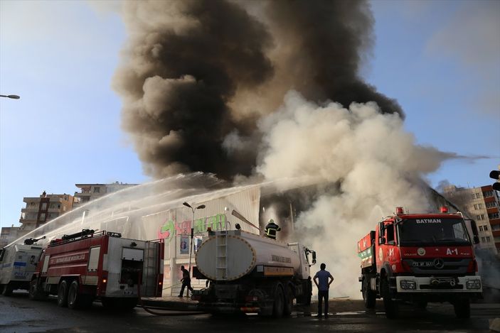 a Batman'da alışveriş merkezi cayır cayır yandı