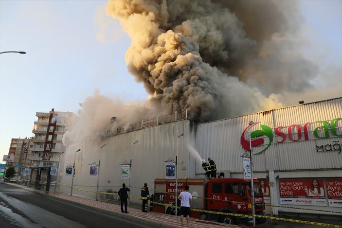 a Batman'da alışveriş merkezi cayır cayır yandı