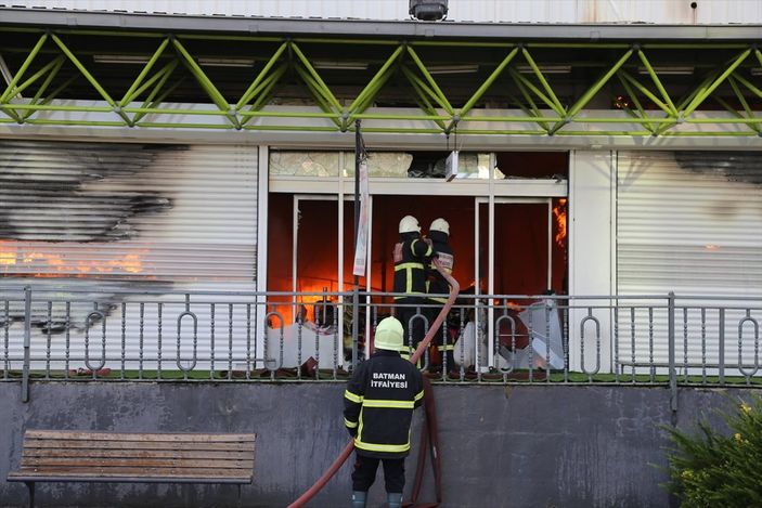 a Batman'da alışveriş merkezi cayır cayır yandı