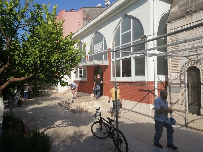 Antalya'da cami avlusuna bırakılan bebeği cemaat buldu