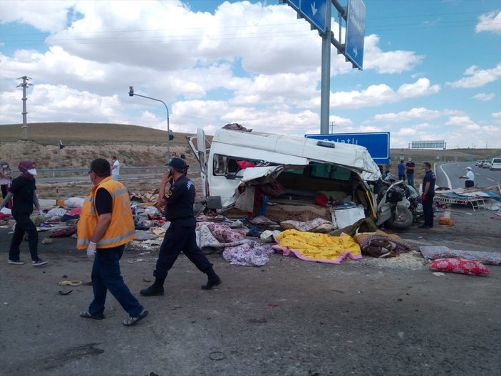 Konya'da minibüs ile tır çarpıştı: 7 ölü