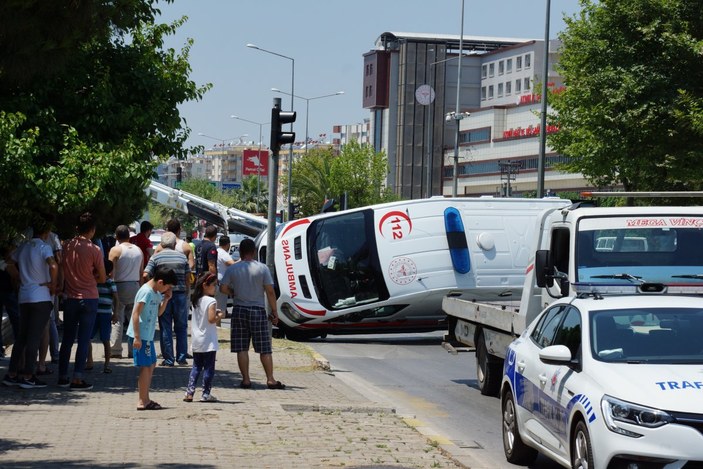Aydın'da otomobil ile ambulans çarpıştı: 6 yaralı