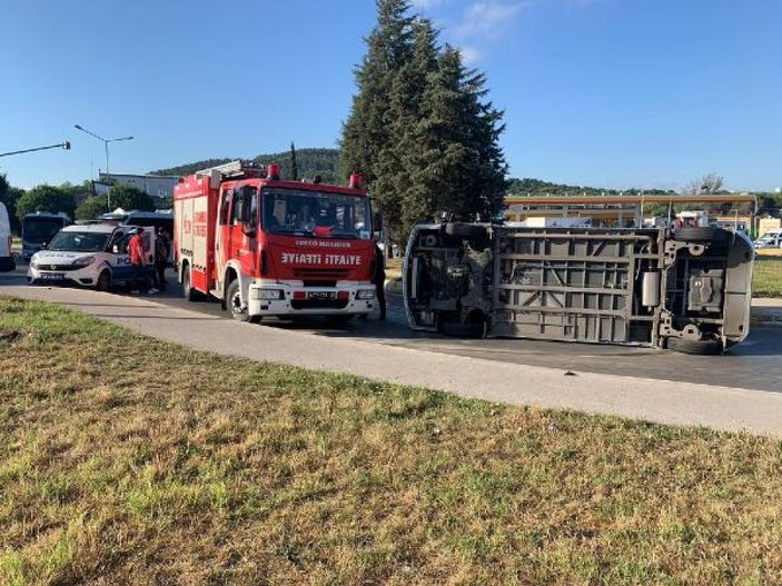 Tuzla'da minibüs ile otomobil çarpıştı: 4 yaralı