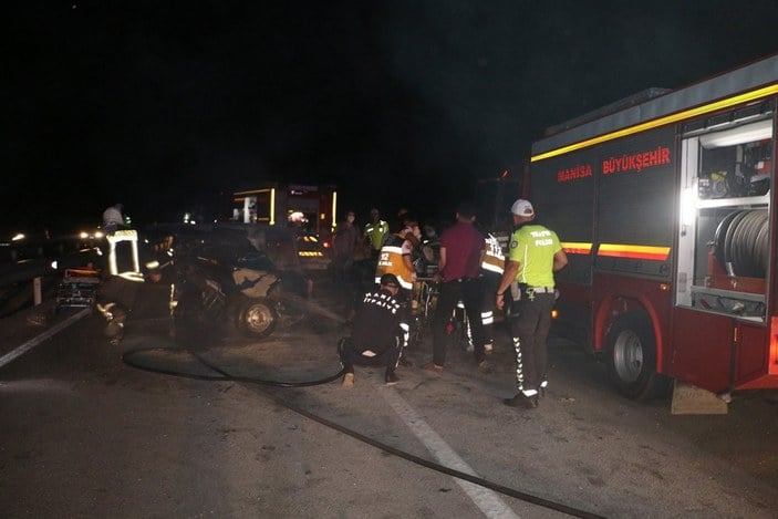 Manisa'da iki otomobil çarpıştı: 1 ölü 1 ağır yaralı