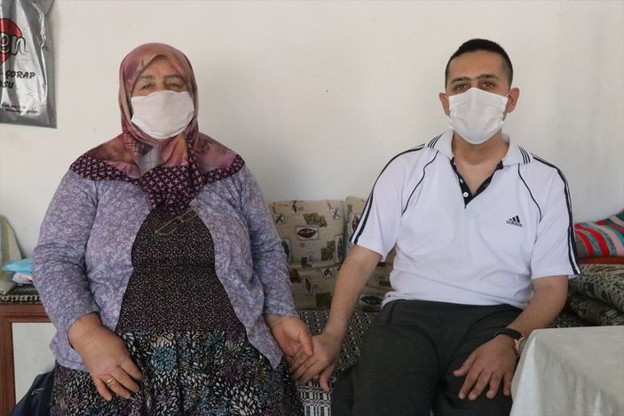 a İzmir'de koronadan kurtulan genç, yaşıtlarını uyardı