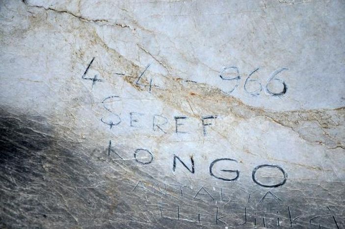 d Yalan Dünya Mağarası'nın duvarlarına çizik attılar