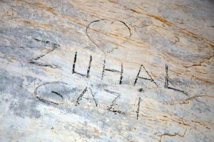 d Yalan Dünya Mağarası'nın duvarlarına çizik attılar