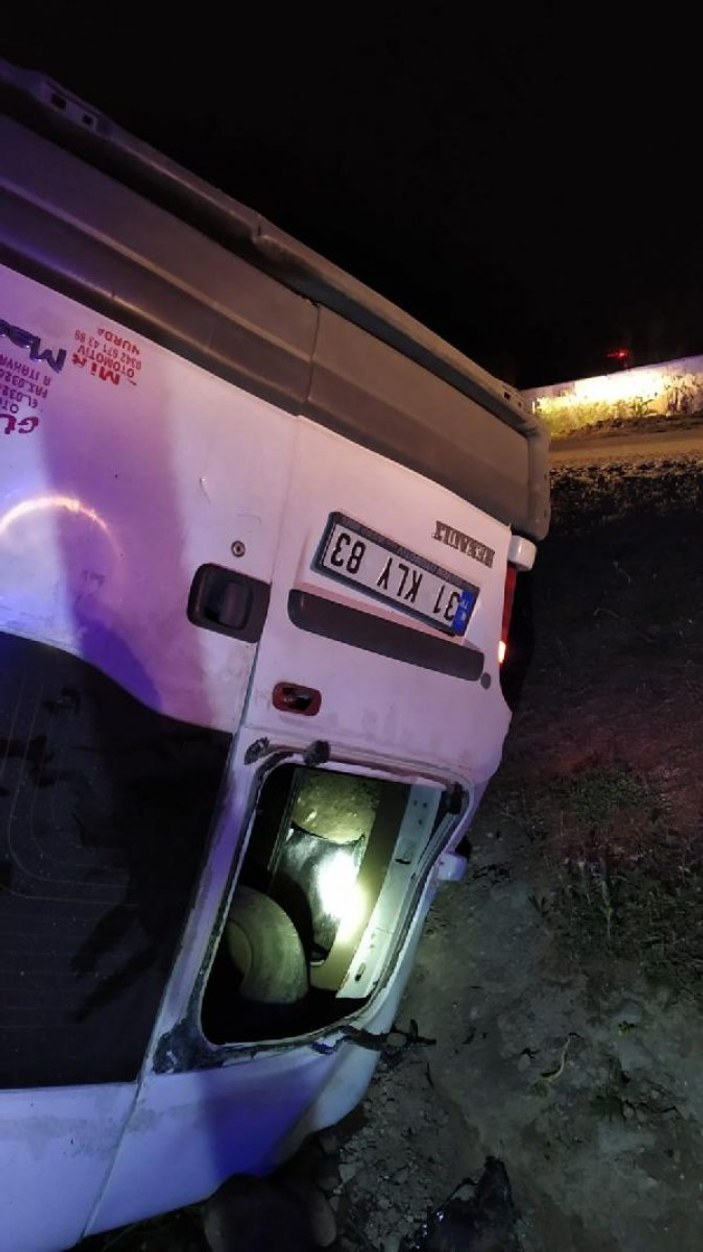 Van'da kaçak göçmen minibüsü kaza yaptı: 1 ölü, 41 yaralı