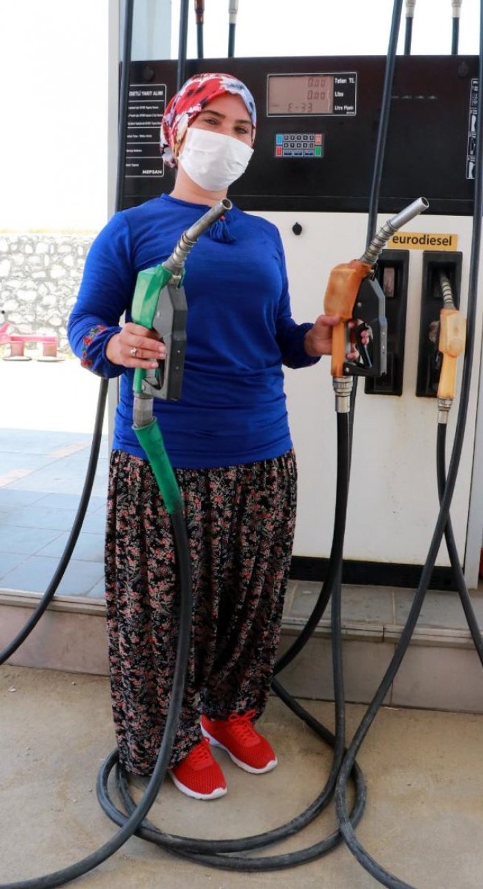 Burdur'da şalvarlı ve yazmalı kadın istasyonda çalışıyor