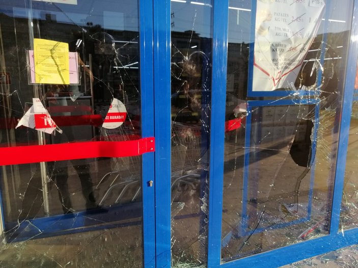 Kocaeli'de bir vatandaş marketin camlarını kırdı