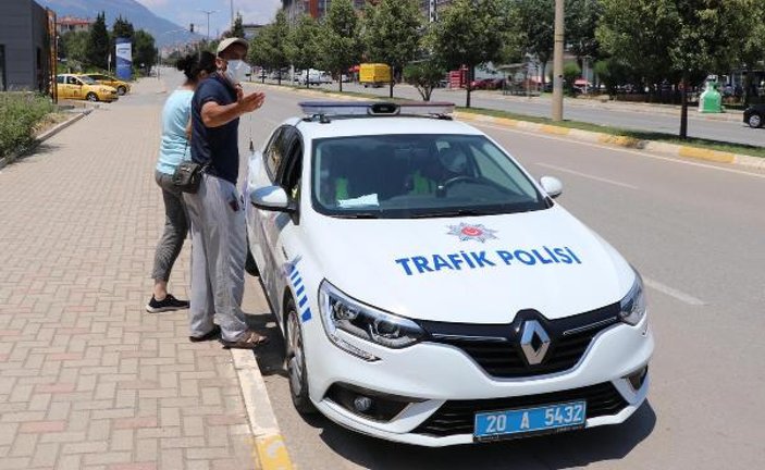 Denizli'de Azeri kadın polis aracına çarptı