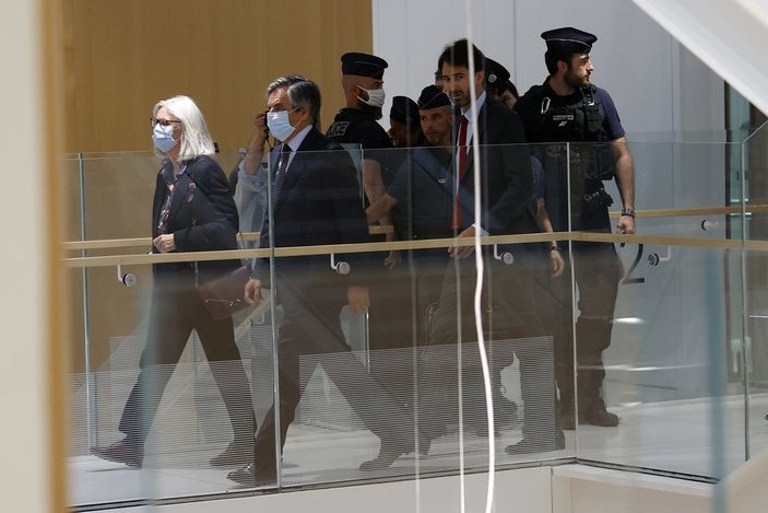 Eski Fransa Başbakanı Fillon’a 5 yıl hapis cezası