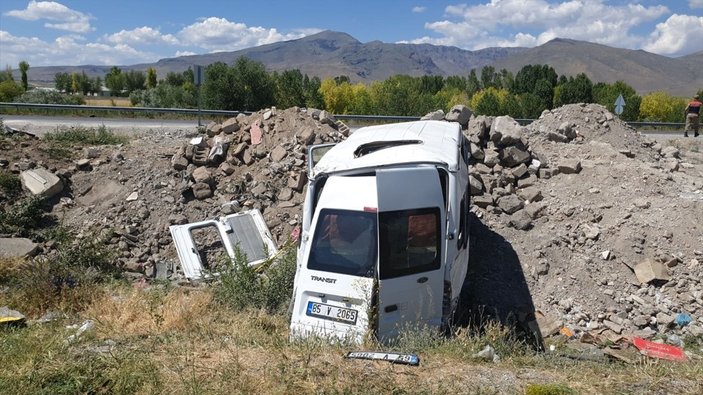 Van'da yolcu minibüsü devrildi: 14 yaralı