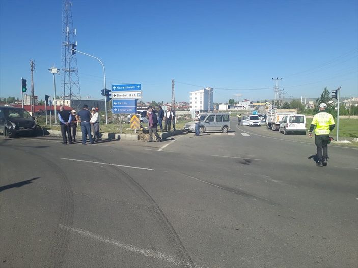 Kars'ta otomobil kazası: 1 aylık bebek öldü, 6 yaralı