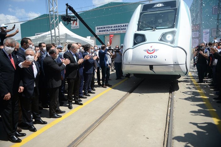 Milli elektrikli trenin testleri Sakarya'da başladı