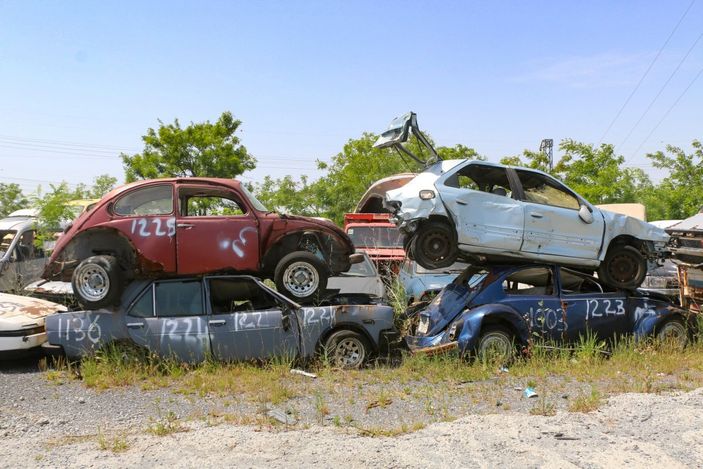 Servet değerindeki otomobiller otoparkta çürüyor