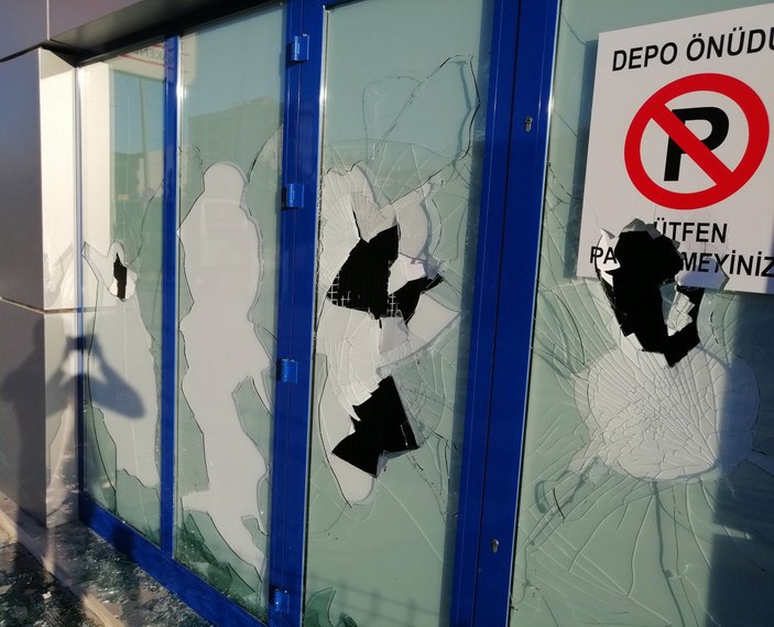 Kocaeli'de bir vatandaş marketin camlarını kırdı