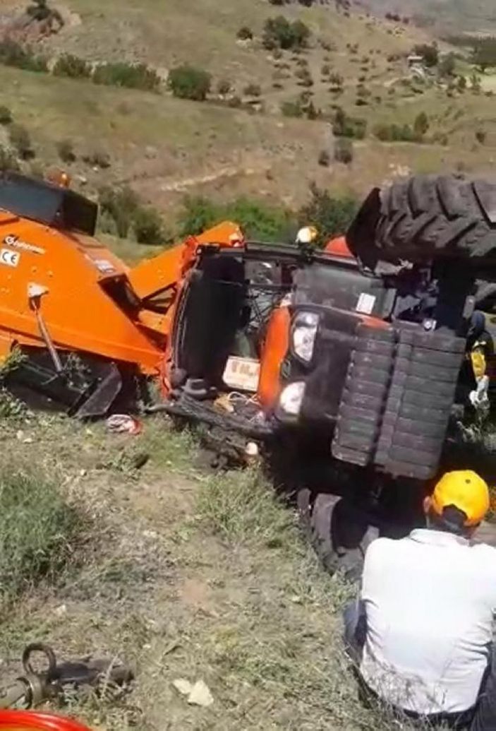 d Erzurum'da traktör ile balya makinesi arasında kaldı