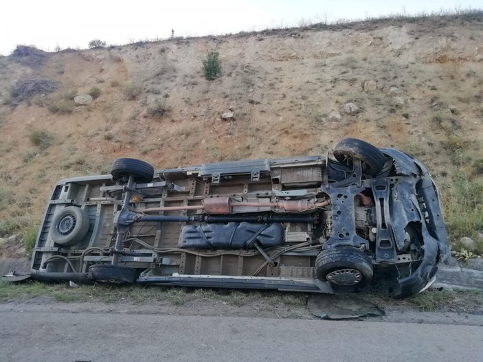 Tokat'ta lastiği patlayan minibüs yan yattı: 16 yaralı