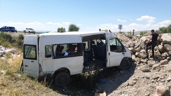 Van'da yolcu minibüsü devrildi: 14 yaralı