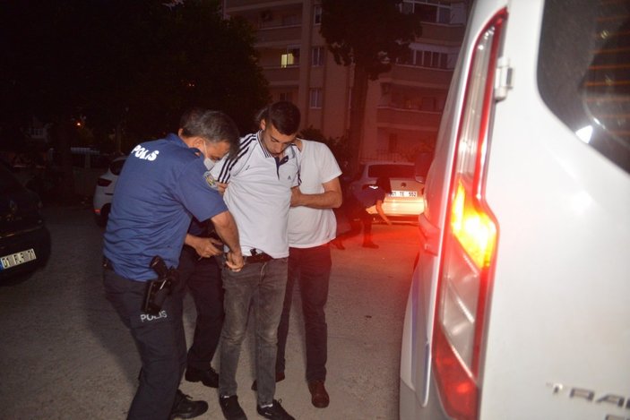 Adana'da çay bayat gelince servis yapan kişiyi vurdu
