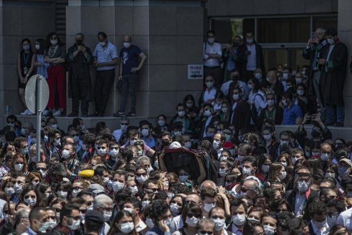 İstanbul Adalet Sarayı önünde avukatların eylemi